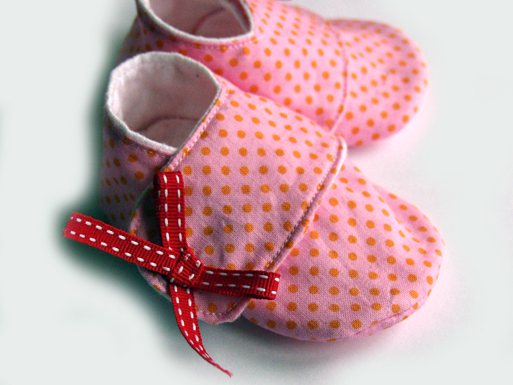Baby Girl Shoes/booties, Size 0-6 Months, Pink Dot Sneakers. on Luulla