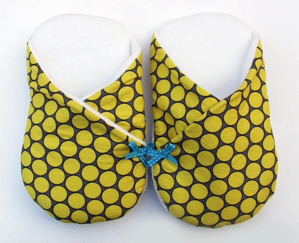 Womens Slippers In Kimono Style, Sizes M In Citron Circles